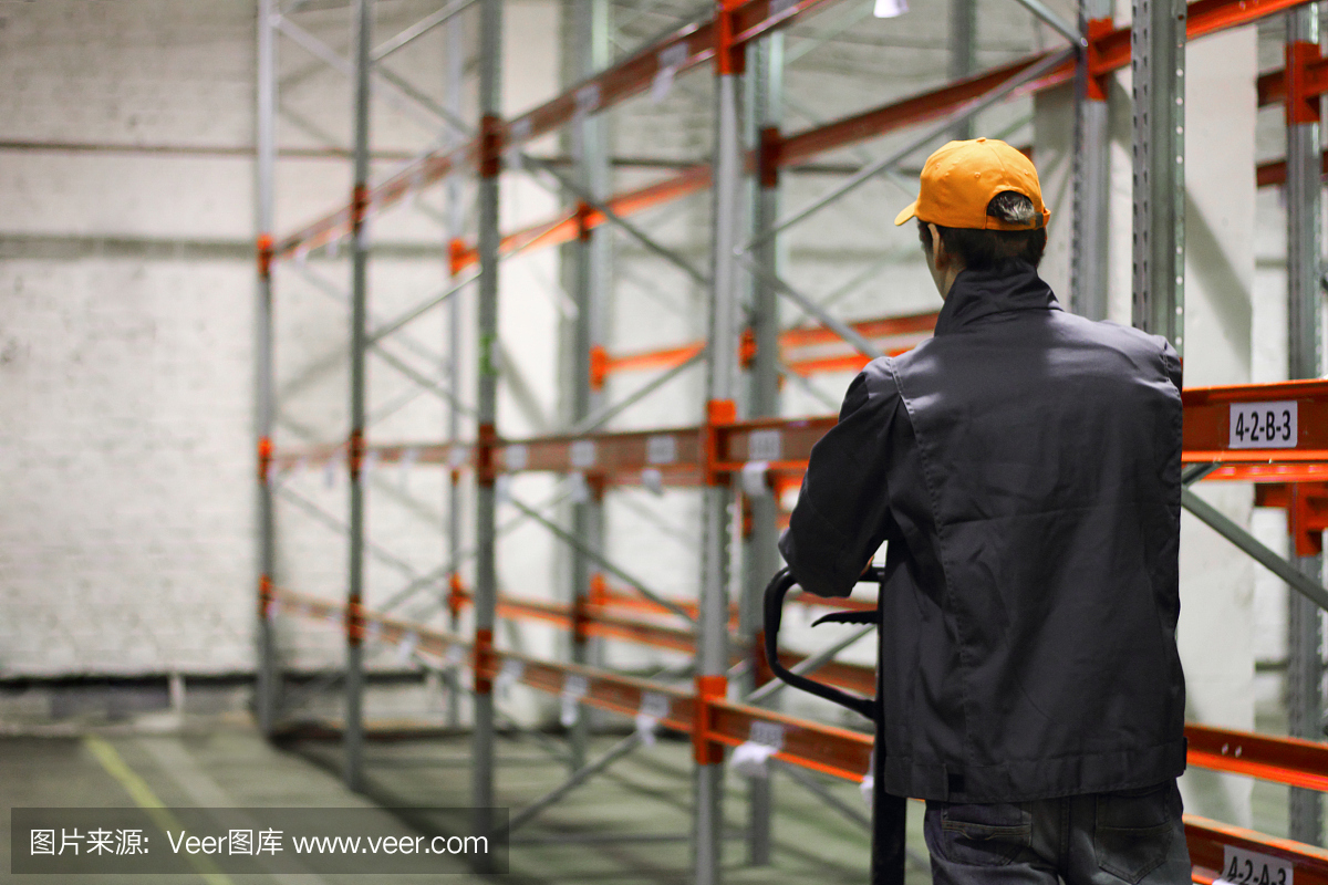 搬運手動液壓升降機的工人