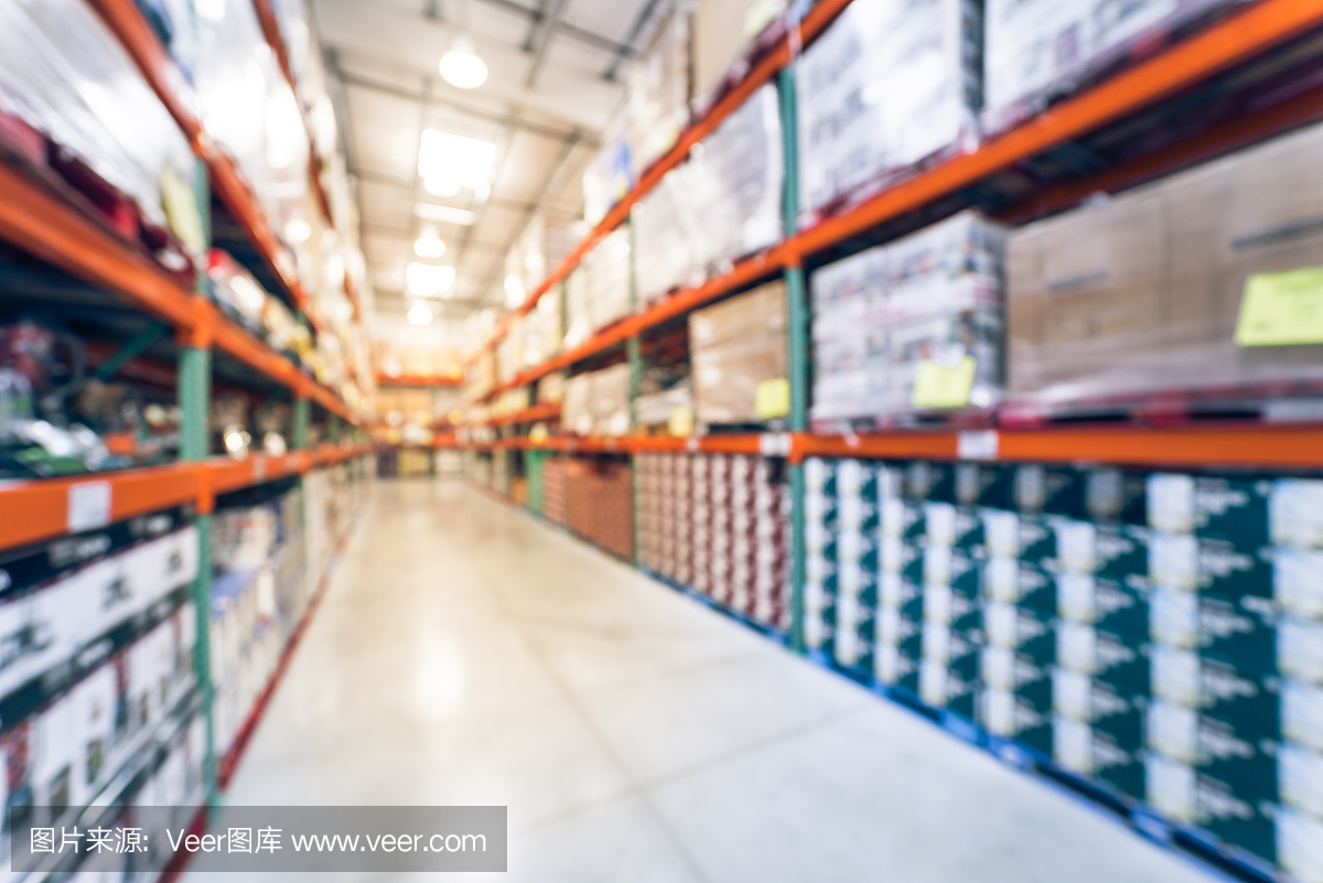 美國大型倉庫的老式模糊通道和垃圾箱