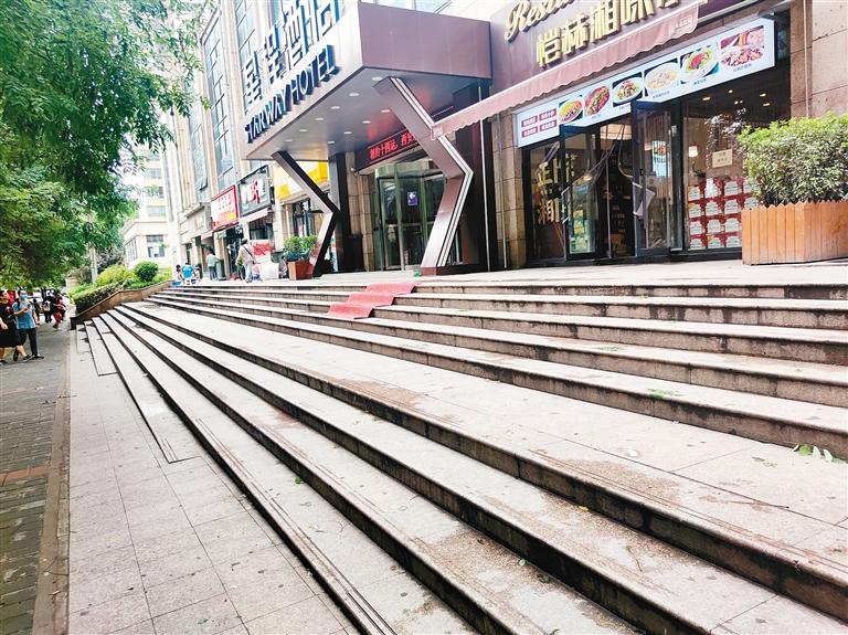 永寧路店鋪前缺少無障礙設施 市民期盼設置平緩坡道和扶手__鳳凰網